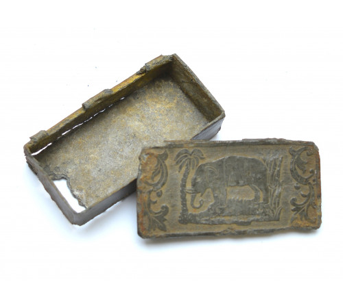 officier tin snuff box with an elephant